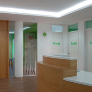 Glas trifft Eiche: transparente Trennwand mit raumhohem Türelement (Entwurf: Maria Levy/Foto: Susanne Feyll)