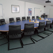 Vierteilig: verkleinerbarer Konferenztisch mit blauer Linoleumbeschichtung