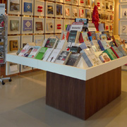 Buchauslagen bequem betrachten: ergonomischer Präsenter mit verdecktem Fahrgestell