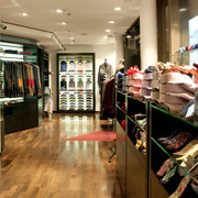 Gediegen: verfahrbare Präsenter vor dem Schaufenster mit Schubladen