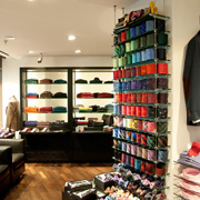 Die Verkaufsware steht im Vordergrund: leichte Glasböden und Schränke mit rückwärtiger Beleuchtung und Auszugtablaren