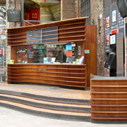 Vom Architekten entworfen: Kinokasse mit Getränkevitrine, Beleuchtung und Zusatztresen