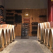 Eichenpaneele mit individuellen Bohrungen für unterschiedliche Flaschengrößen