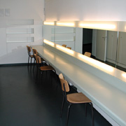 Volle Raumlänge: fugenloser Schminktisch aus Mineralwerkstoff in einer Theatergarderobe