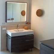 Zusätzliche Ablage: wandhängender Spiegelschrank und Waschtisch mit Syphonausschnitt