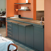 Vergrößerungsfähig: Kuchenbüffet (ohne Kuchen) mit ausziehbarer Extraablage