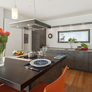 Schön und funktional: Tresen aus massiver Räuchereiche (Foto: Sabine Wendler)