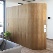 Ausgeklügelt: Garderobenschrank mit Lüftungsschlitzen und akustisch wirksamer Rückwand