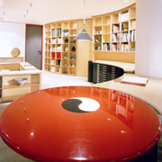 Büroeinrichtung mit Schwung: gewölbte Regalwand (Foto: Klaus Frahm)