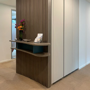 Repräsentativ: Empfang in einem Büro mit Garderobenschränken