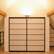 Jede Nische genutzt: Dachausbau mit dunkel gebeizten Shojis