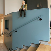 Ausgeklügelte Wandverkleidung mit Barschrank, Entwurf: Natalia Gerigk interior spaces, Skulptur: Anette Meincke-Nagy