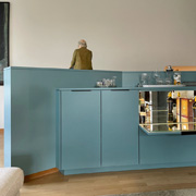 Ausgeklügelte Wandverkleidung mit Barschrank, Entwurf: Natalia Gerigk interior spaces, Skulptur: Anette Meincke-Nagy