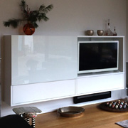 Praktisch: Medienmöbel mit Glasschiebetür und Klappen