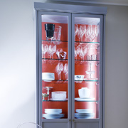 Schön schlank: Vitrine mit Beleuchtung (Entwurf: Wohnantworten - Rolf Stratmann)